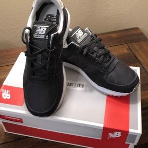 New Balance tennis shoes